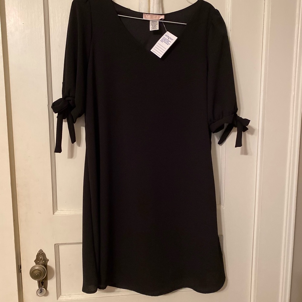 Black dress (slight puff sleeve)